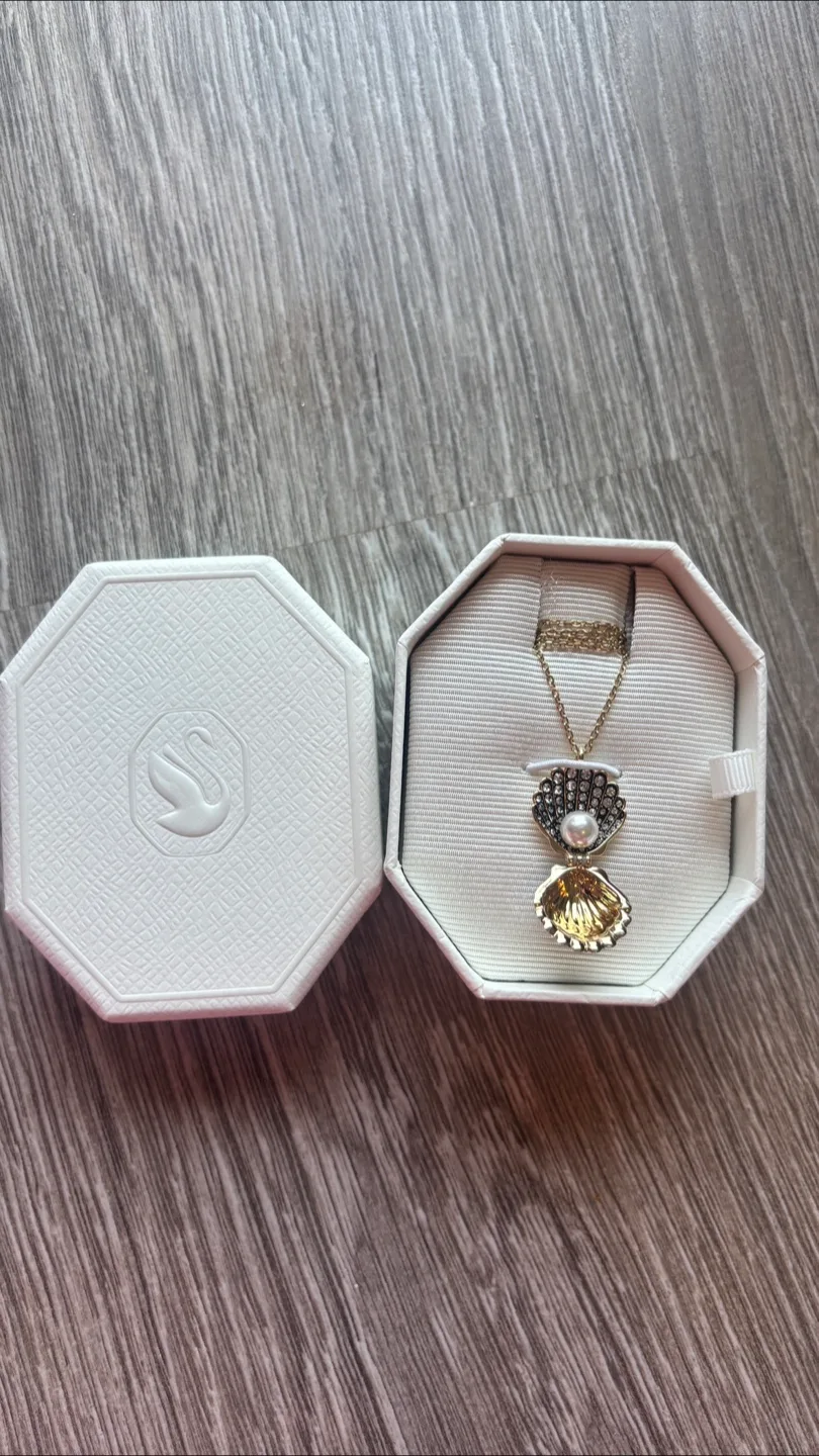 Swarovski Shell Pendant Necklace thumbnail