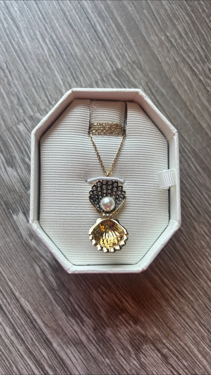 Swarovski Shell Pendant Necklace image indicator(3)