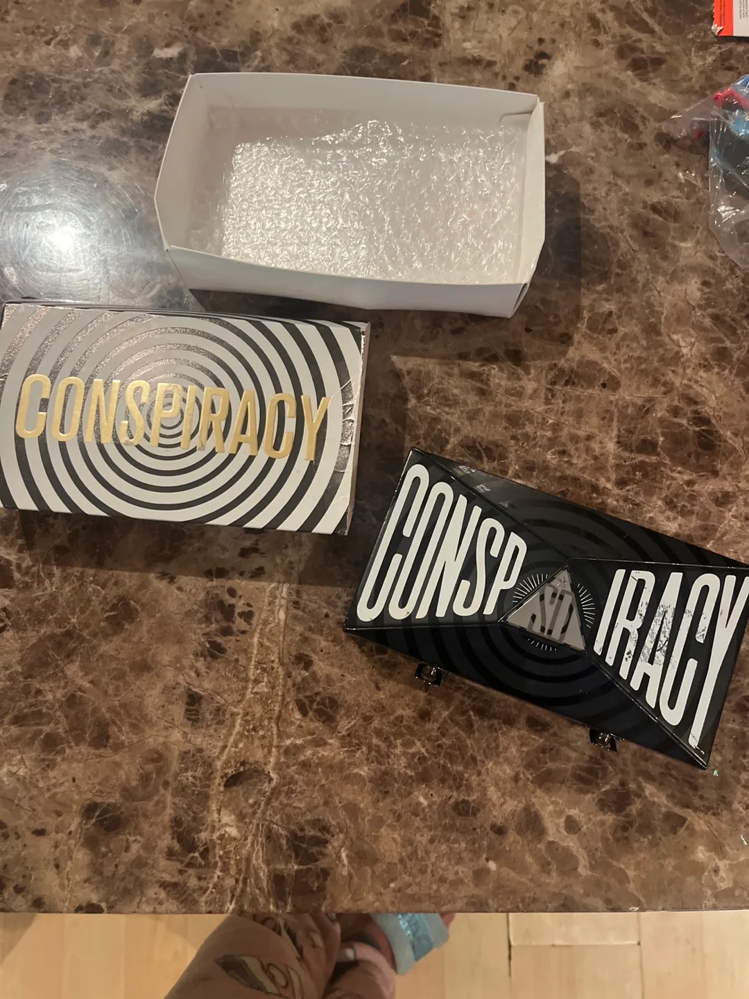 Jeffree Star Conspiracy Eyeshadow Palette image indicator(3)