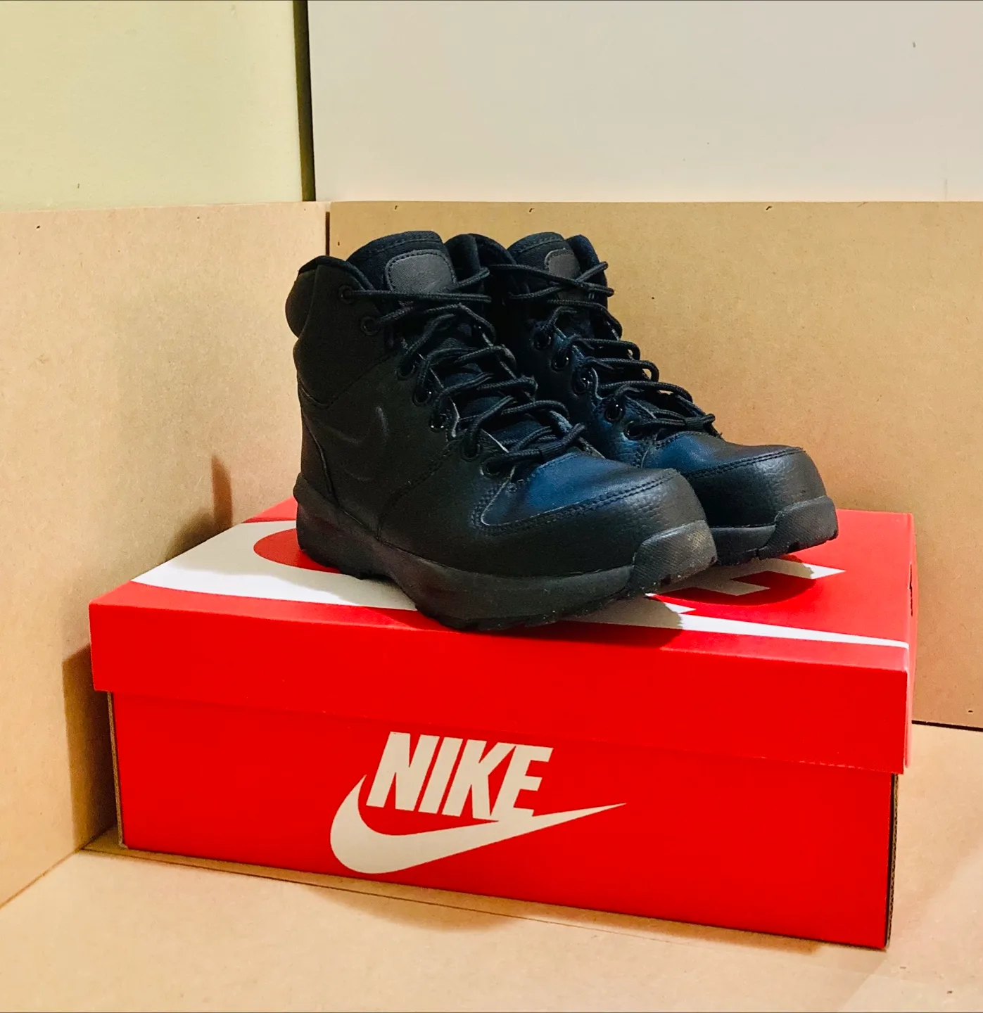 Nike Manoa Leather Boots - Black - Size 6Y - Youth thumbnail