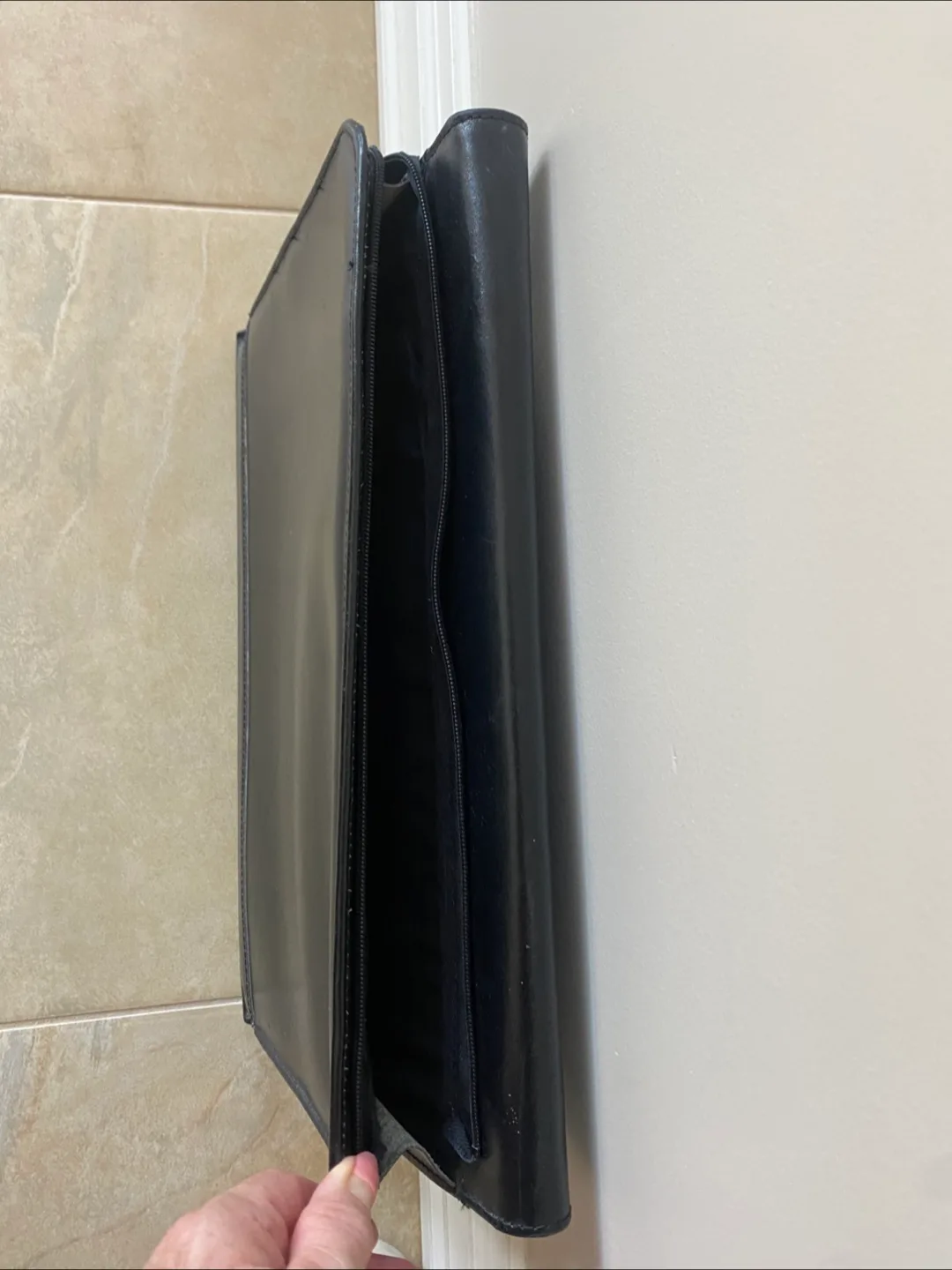 Leather Portfolio image indicator(3)