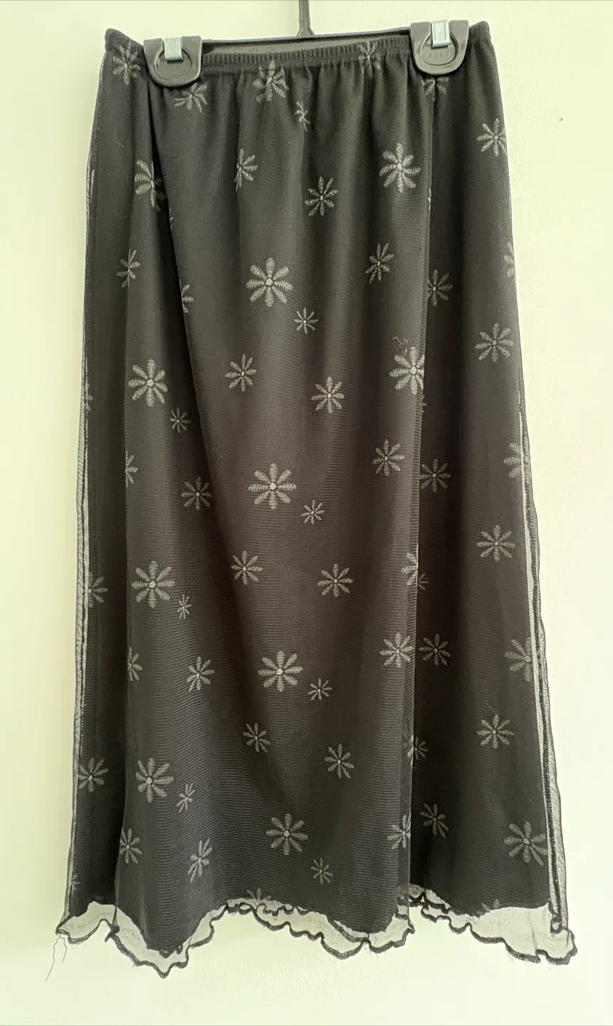 Beautiful Black Floral Pattern Skirt! Size M thumbnail