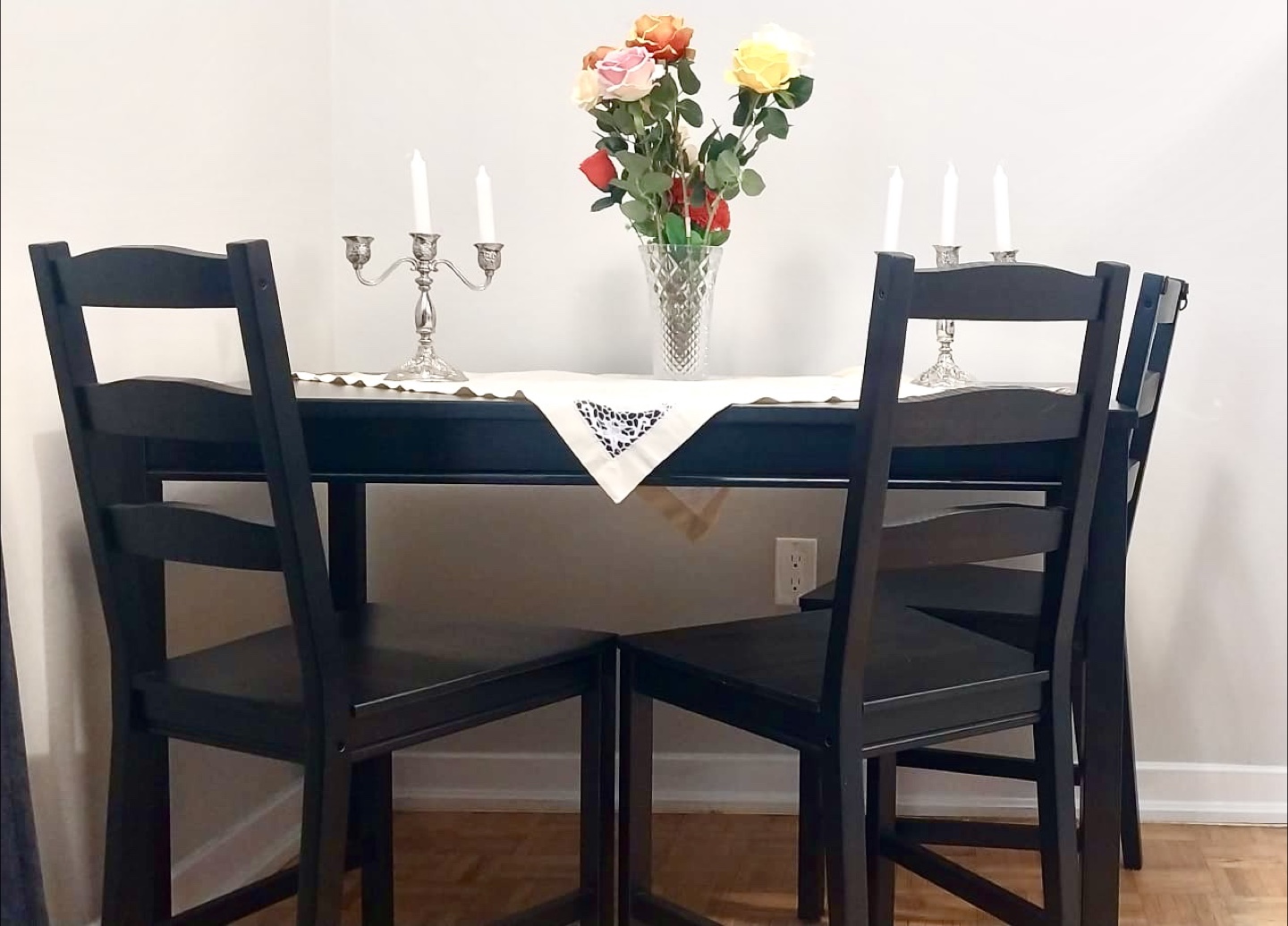 IKEA Dining Table with 4 Chairs like new, no scratches or stains - photo 3