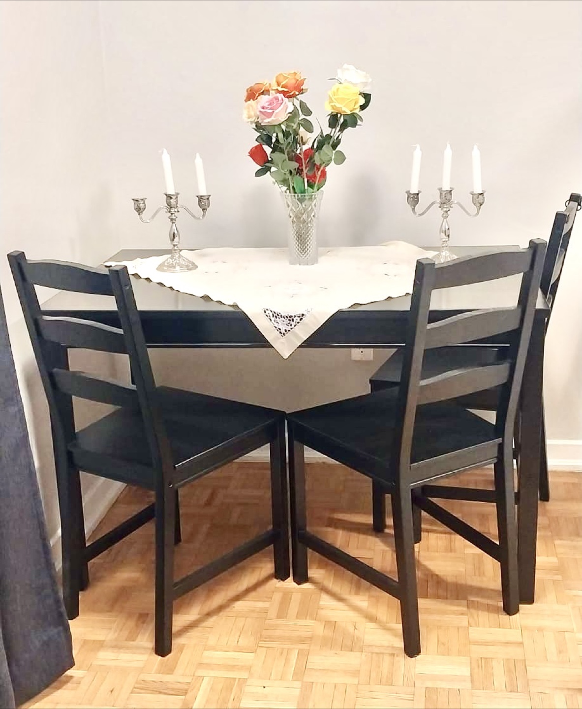 IKEA Dining Table with 4 Chairs like new, no scratches or stains - photo 2