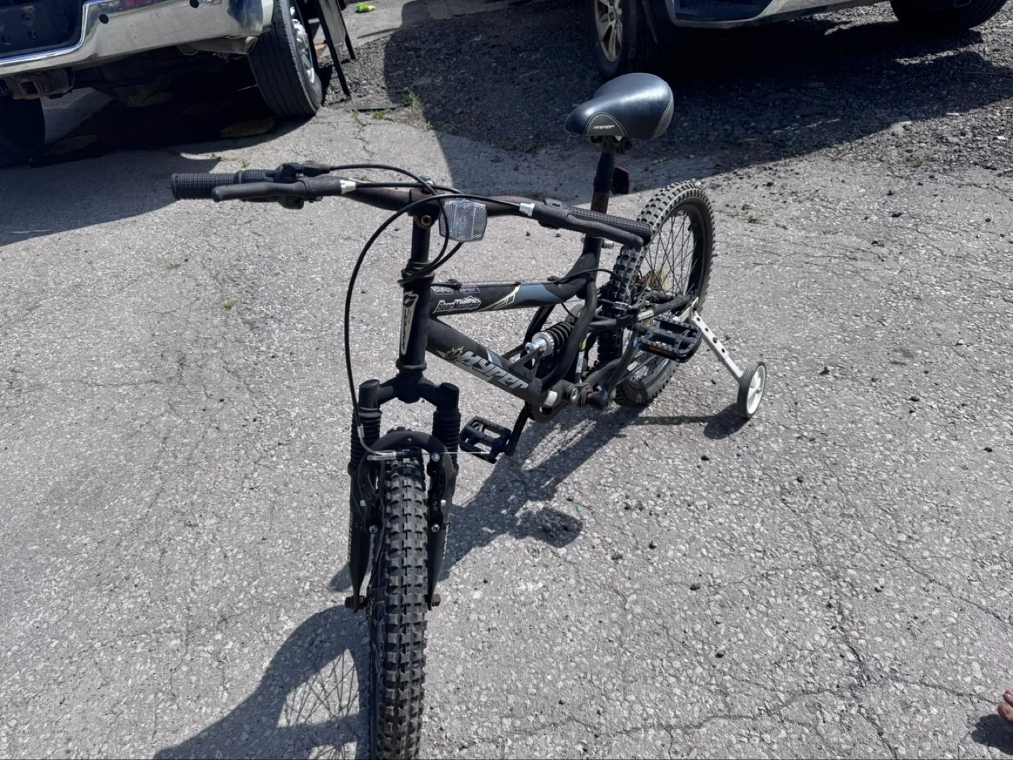 Hyper Bear Mountain Bike with Training Wheels image indicator(4)