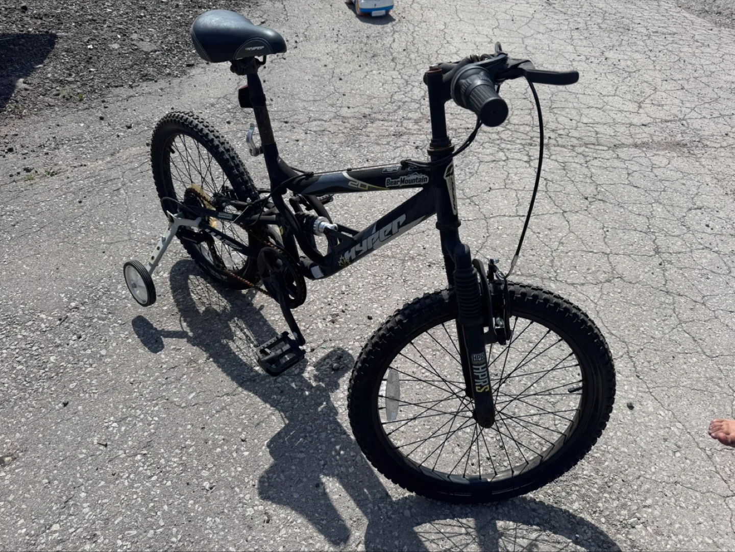 Hyper Bear Mountain Bike with Training Wheels image indicator(2)
