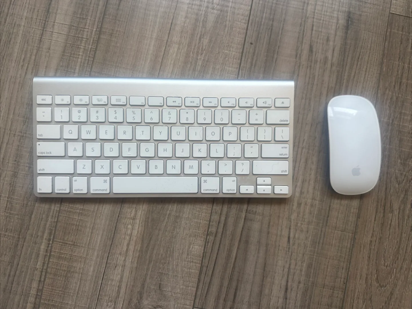 Apple Wireless Keyboard + Mouse RUNS ON AA BATTERIES thumbnail
