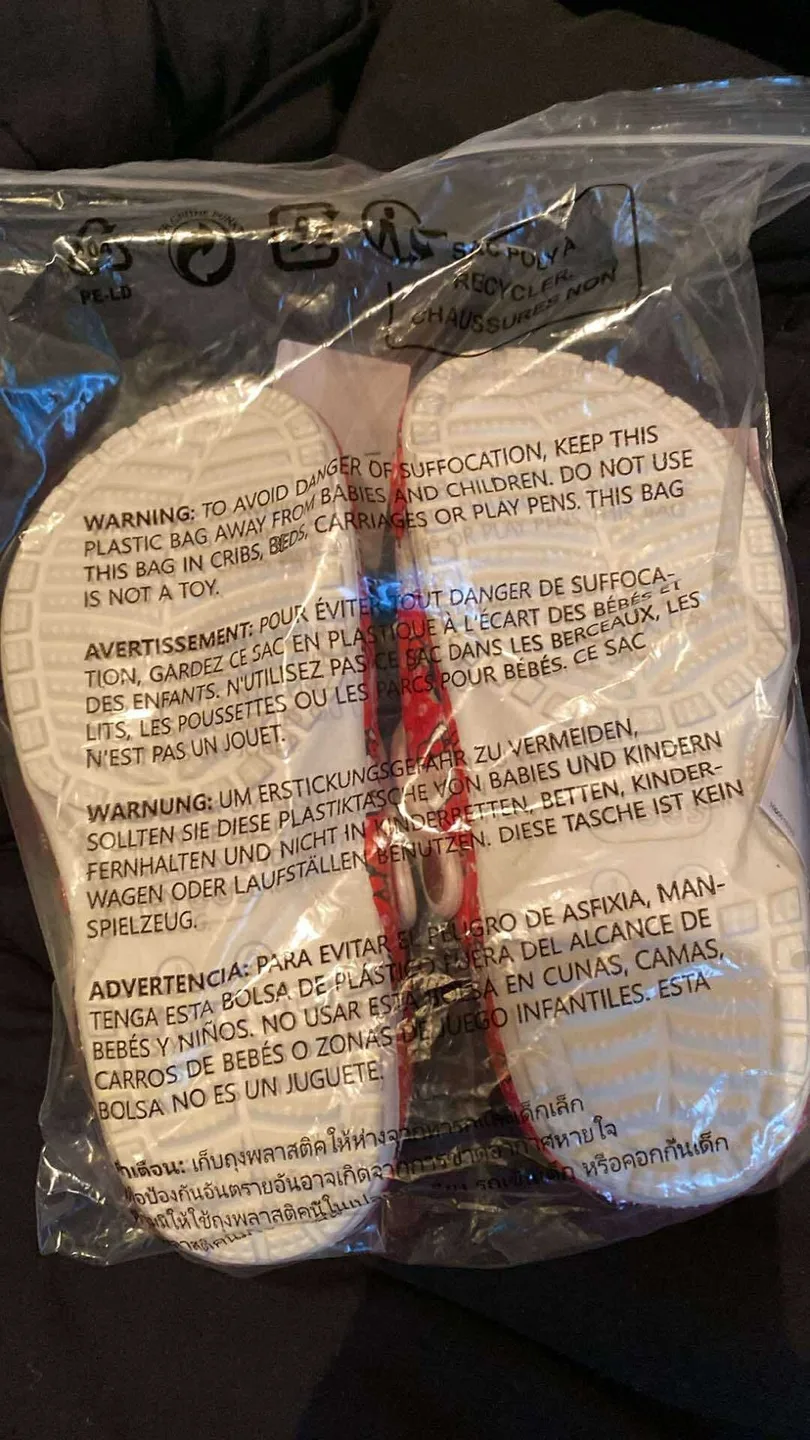 New Crocs Hello Kitty Red Classic Clogs - Size Juniors 3 image indicator(2)