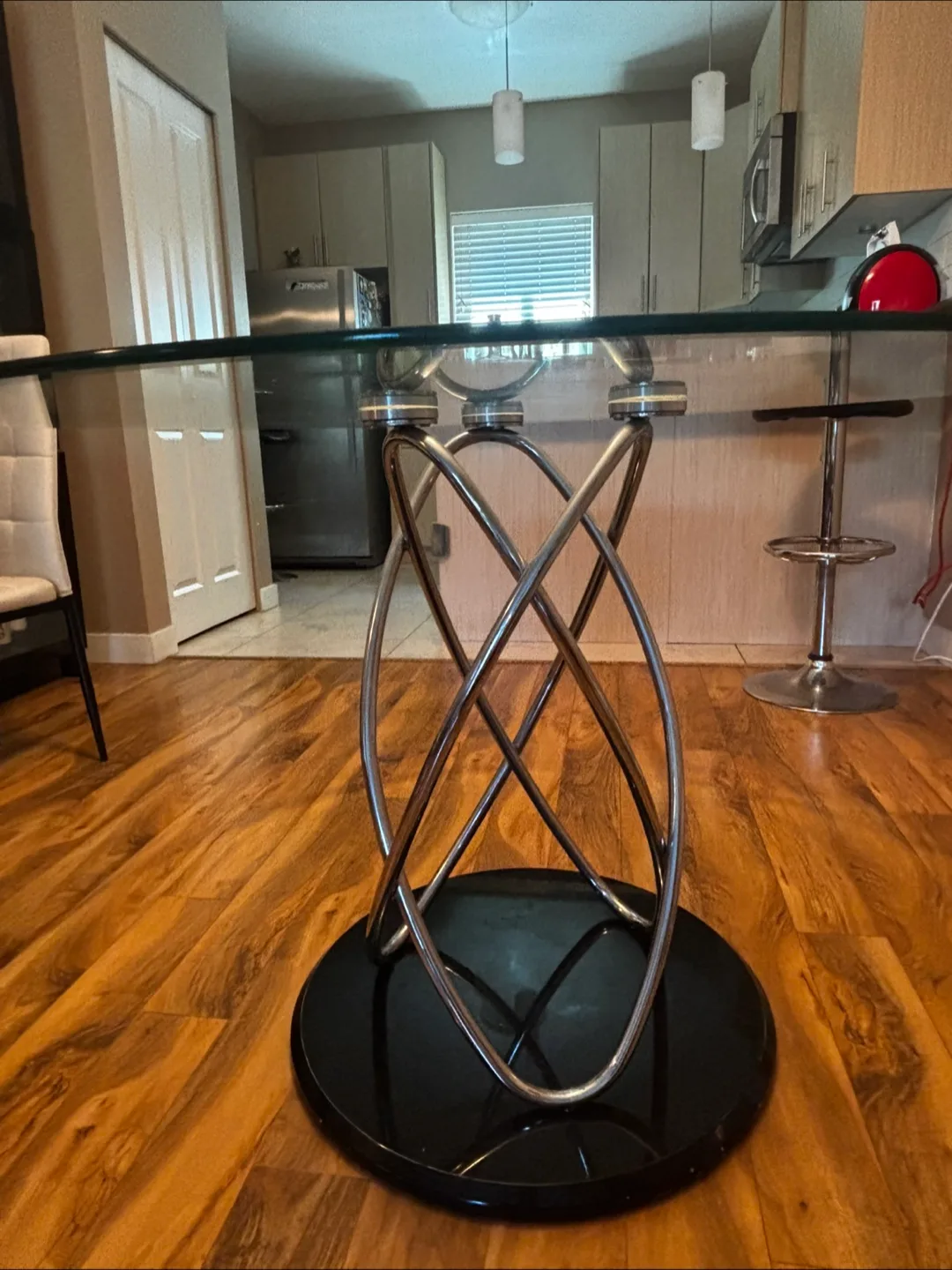 Glass Top Round Dining Table image indicator(3)