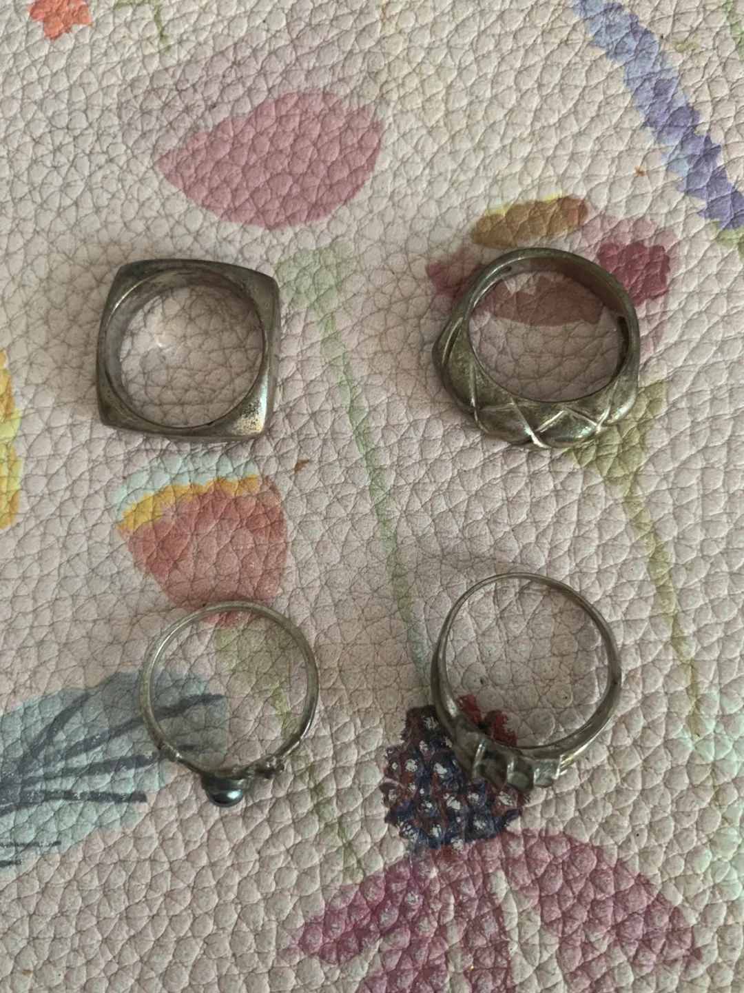 Lot of 4 sterling silver rings image indicator(2)