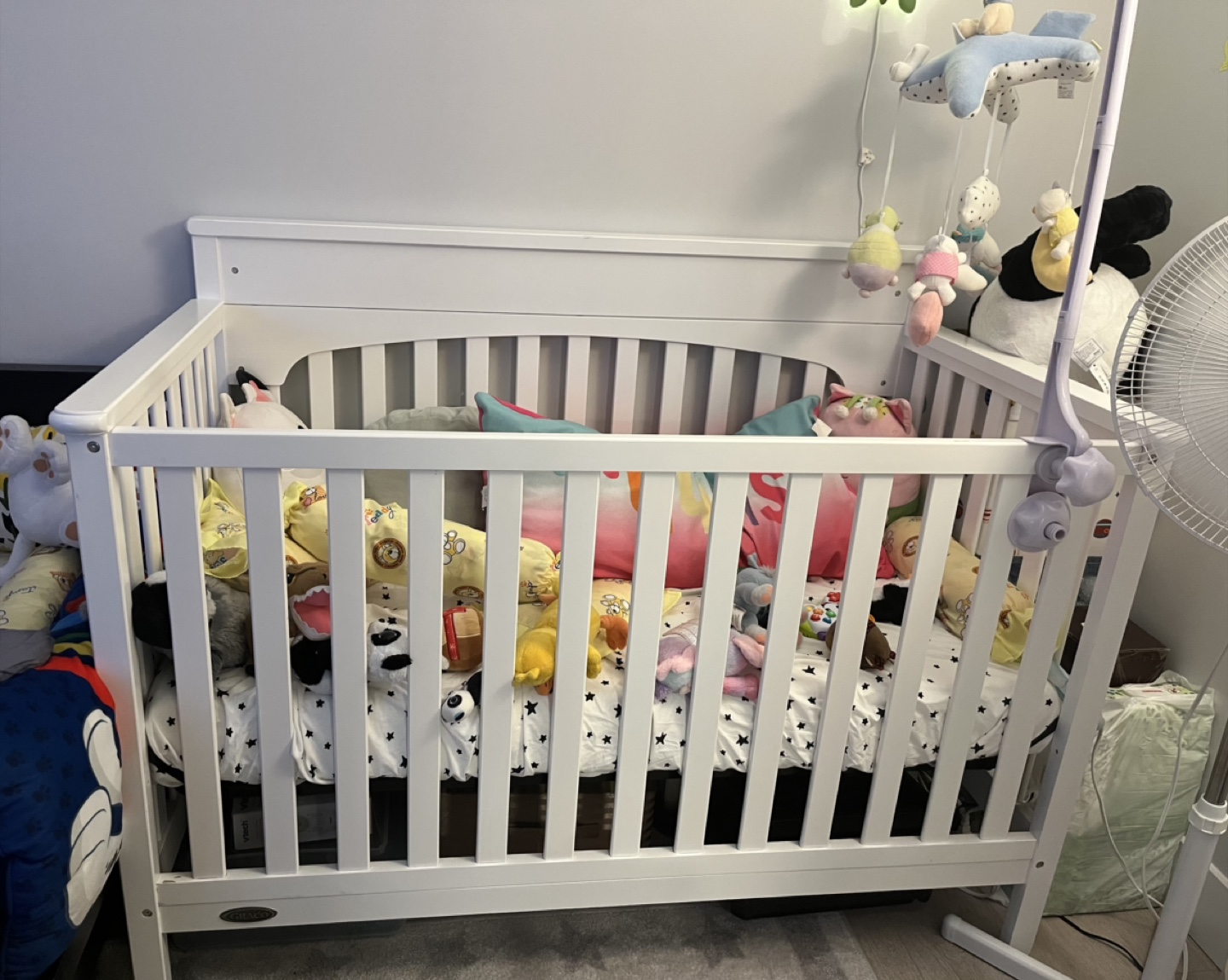 Graco White Baby Crib with mattress