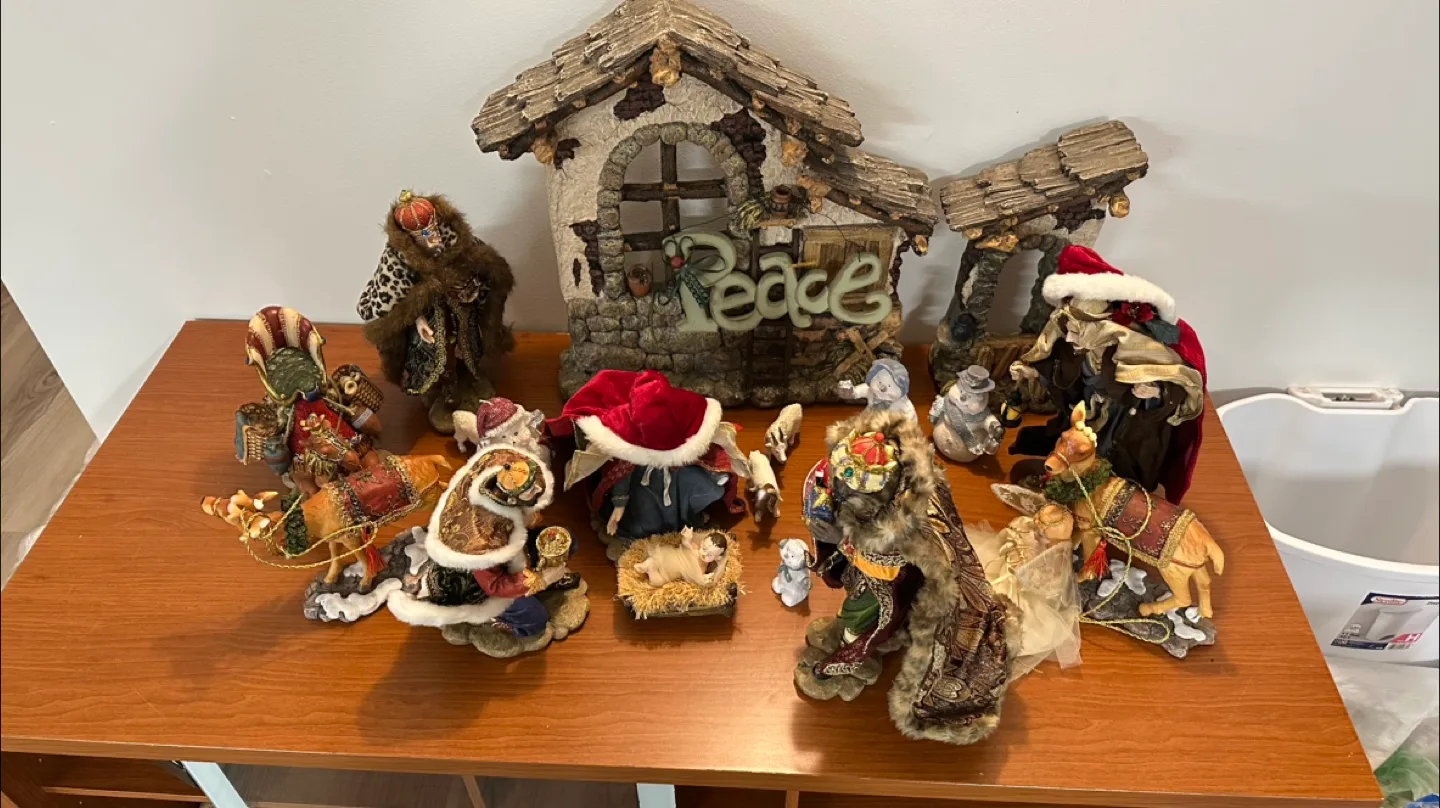 Nativity set - detailed set of birth of Jesus thumbnail