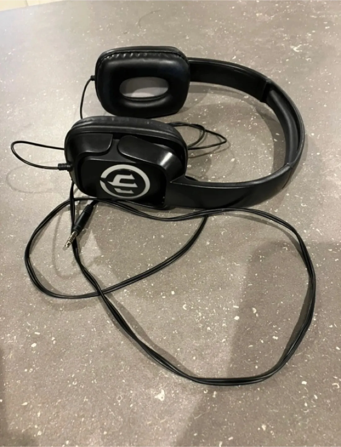 Wicked Audio Headphones w Microphone image indicator(5)