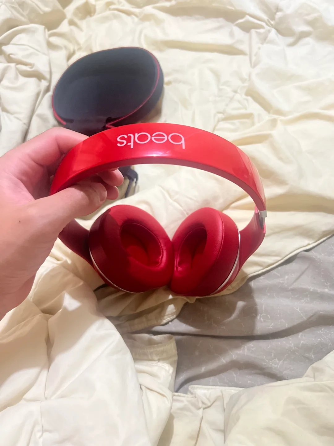 Beats Studio Red Headphones with Case image indicator(3)