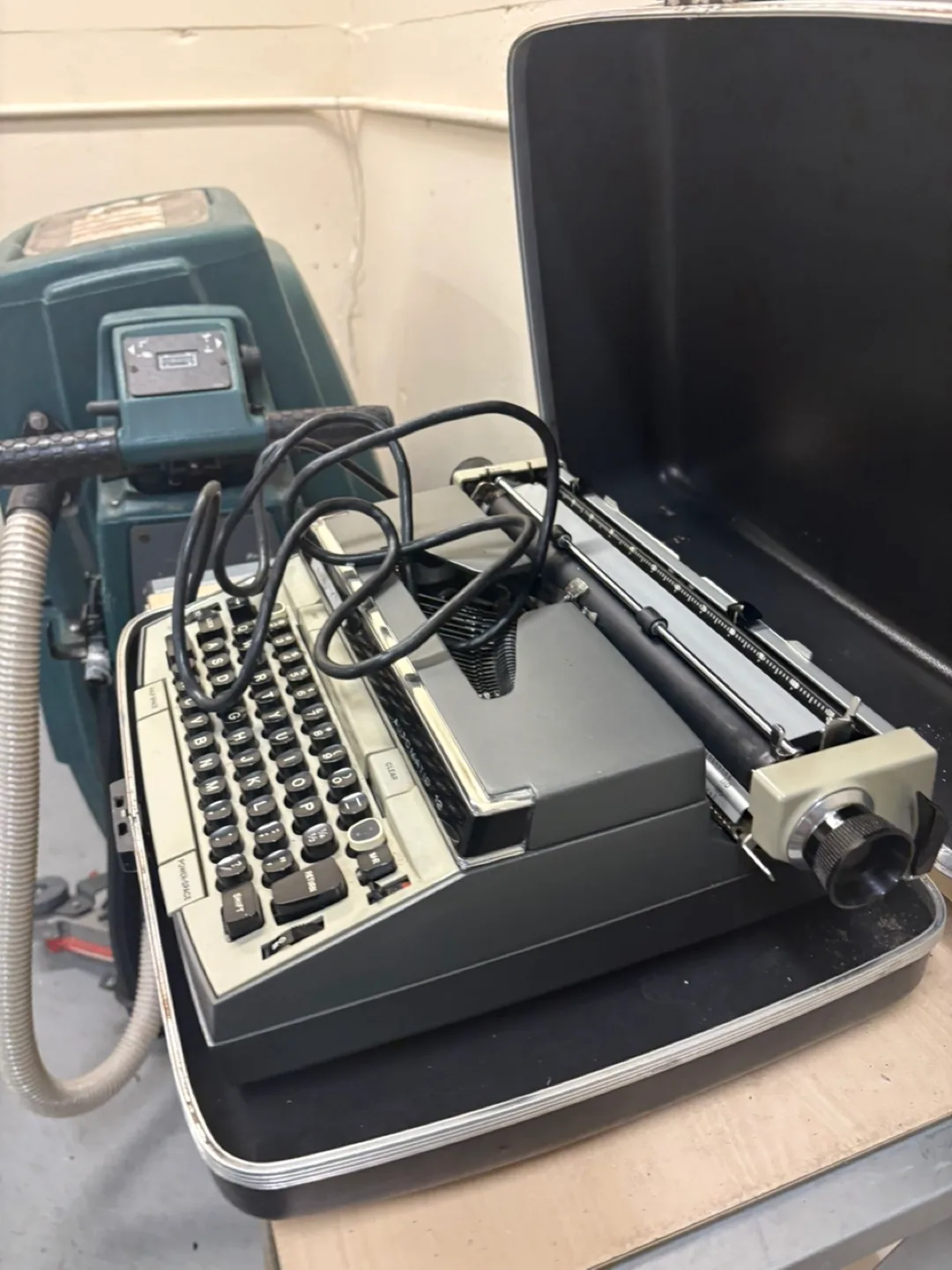 Eaton Viking Automatic 12 Typewriter w/ Case image indicator(3)