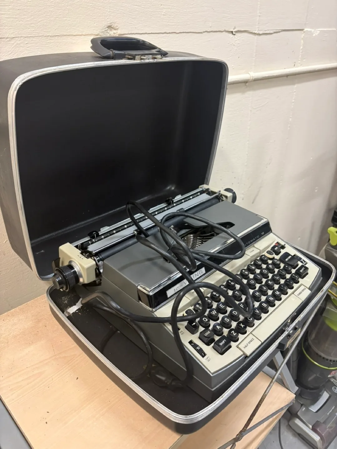Eaton Viking Automatic 12 Typewriter w/ Case thumbnail