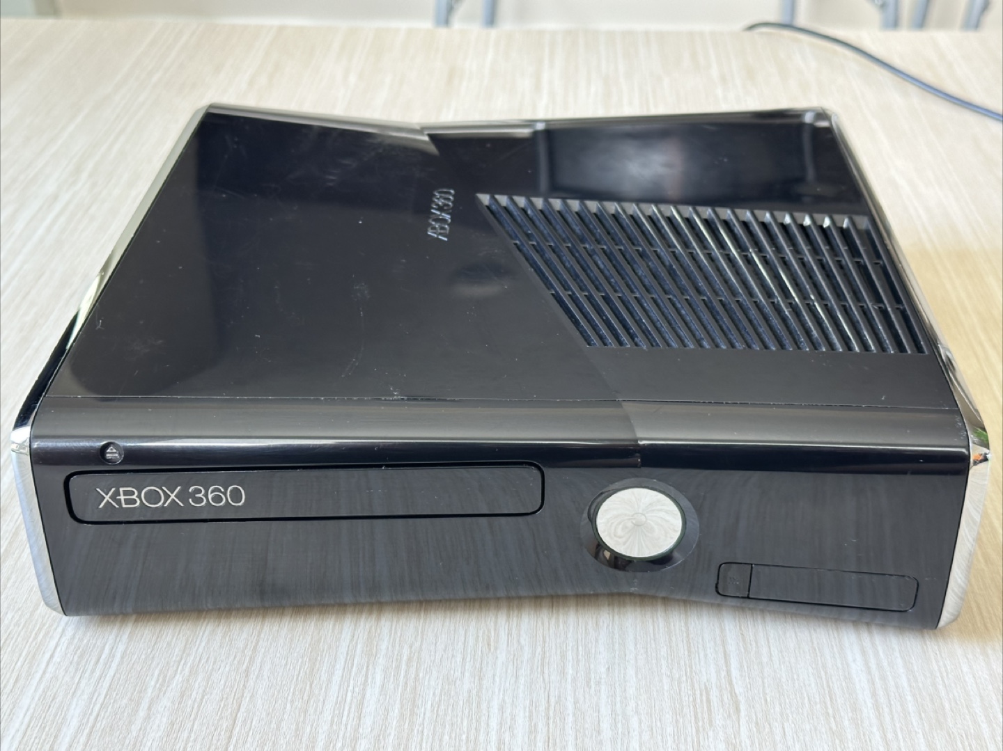 Xbox 360 Slim 250GB + 7 Games – Great Condition - photo 2