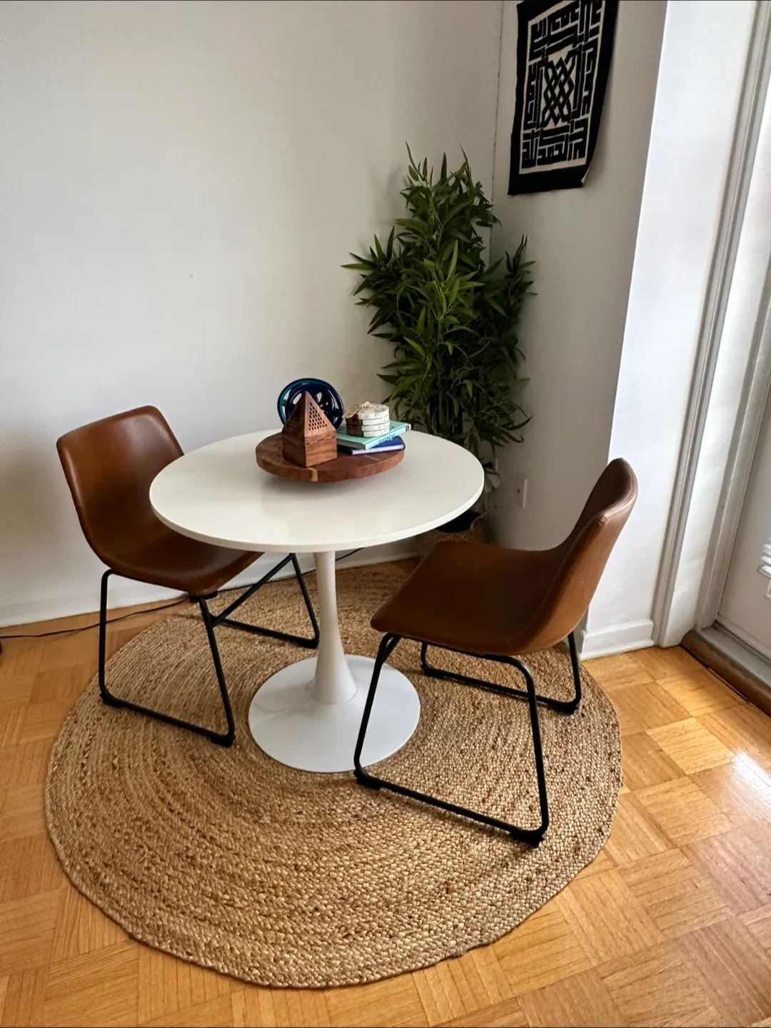 Round Table - Mid-Century Modern thumbnail