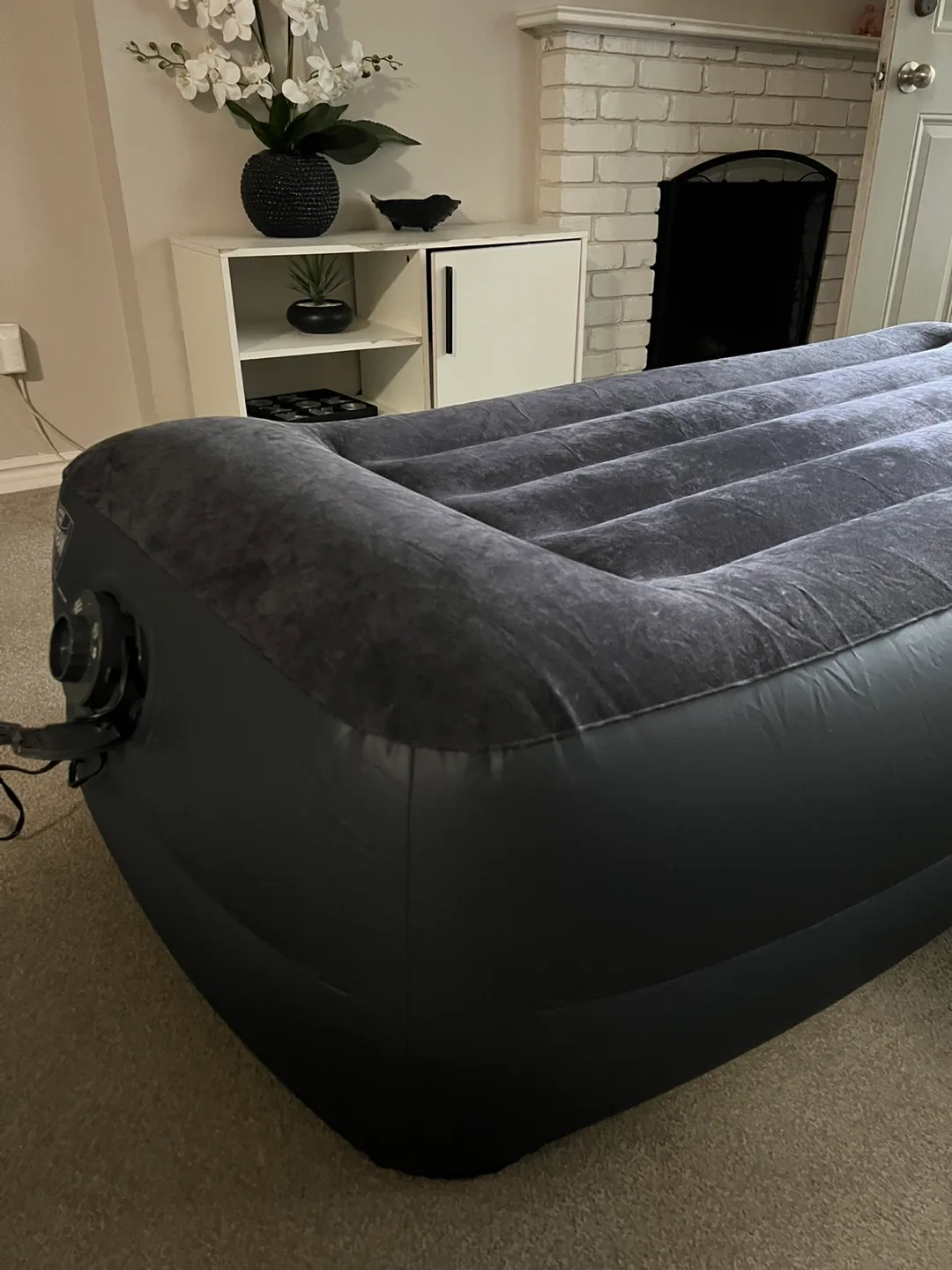 NEW 18” Elevated TWIN Airbed, Built-in Electric Pump & Pillow image indicator(5)