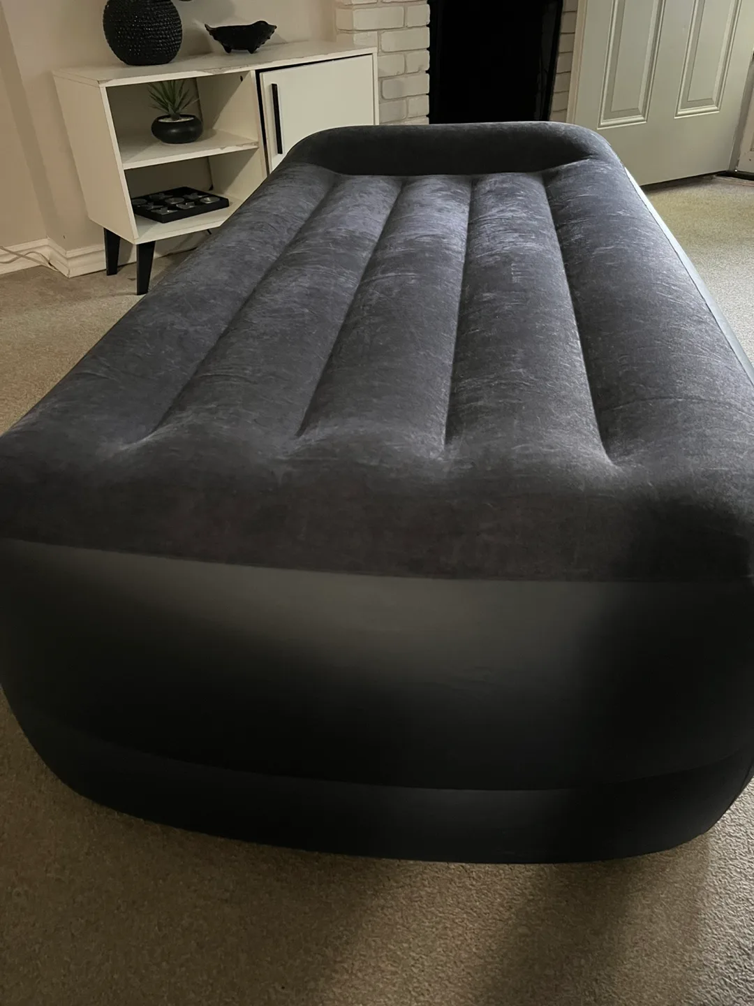 NEW 18” Elevated TWIN Airbed, Built-in Electric Pump & Pillow image indicator(4)