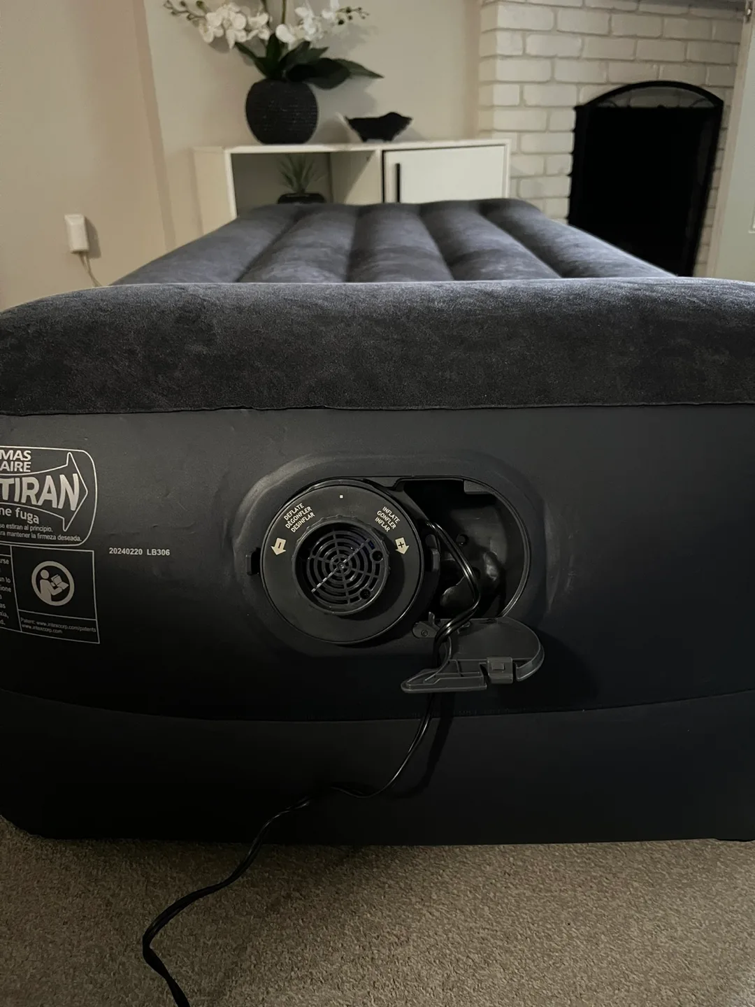 NEW 18” Elevated TWIN Airbed, Built-in Electric Pump & Pillow thumbnail