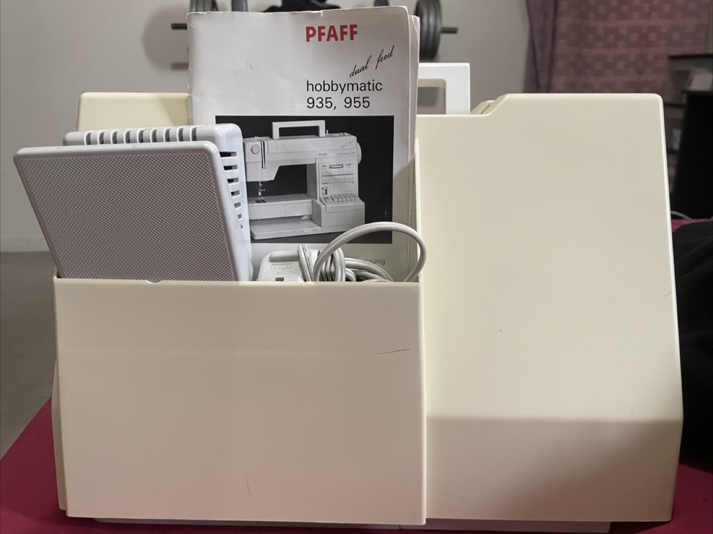 Pfaff Hobbymatic 935 Sewing Machine - photo 2