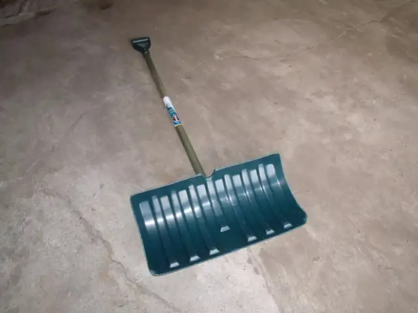 Snow Shovel thumbnail