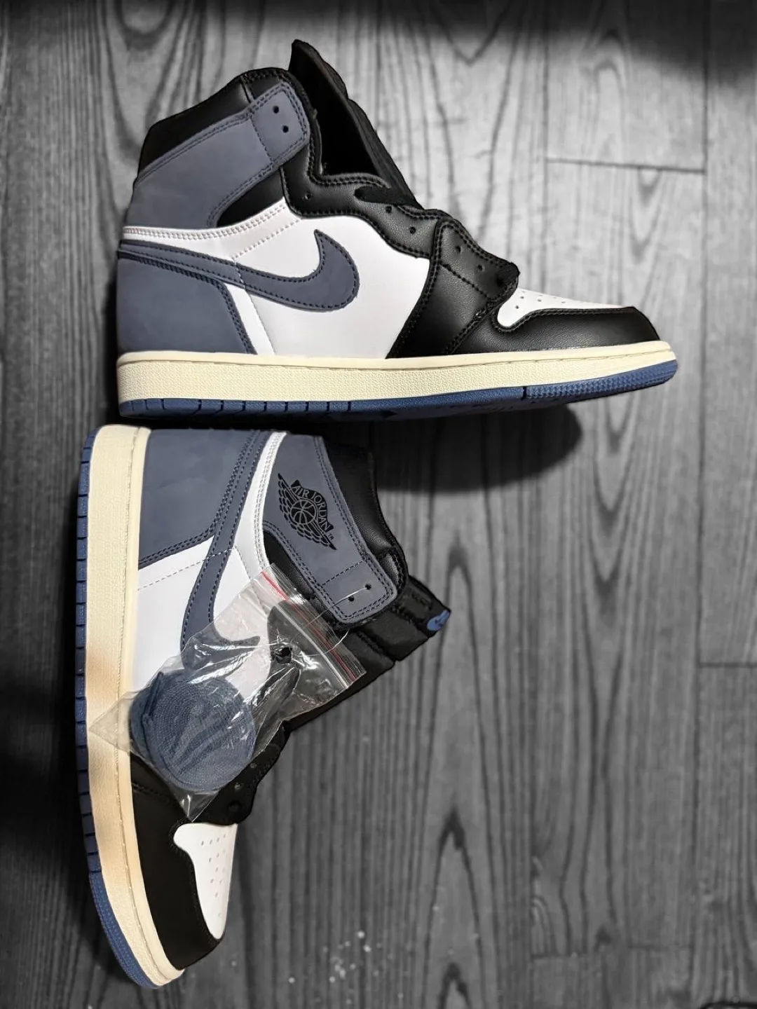 Nike Air Jordan 1 Retro High OG thumbnail
