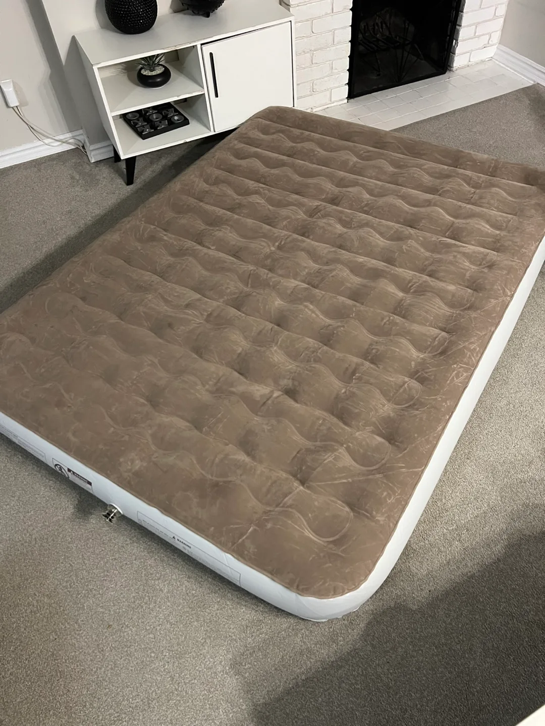 NEW 9” Queen Air Mattress, Cordless USB Air Pump Included image indicator(3)