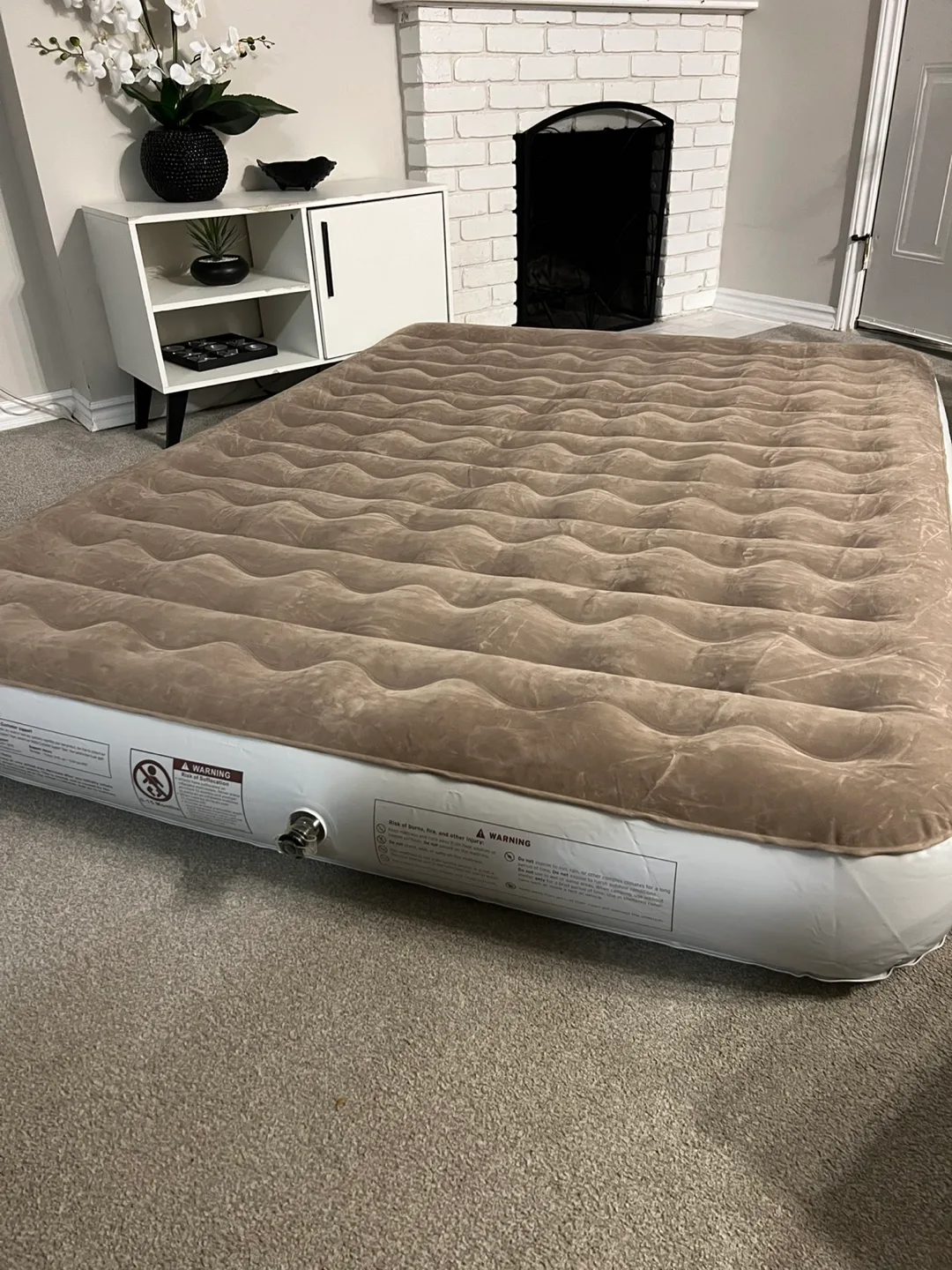 NEW 9” Queen Air Mattress, Cordless USB Air Pump Included image indicator(2)