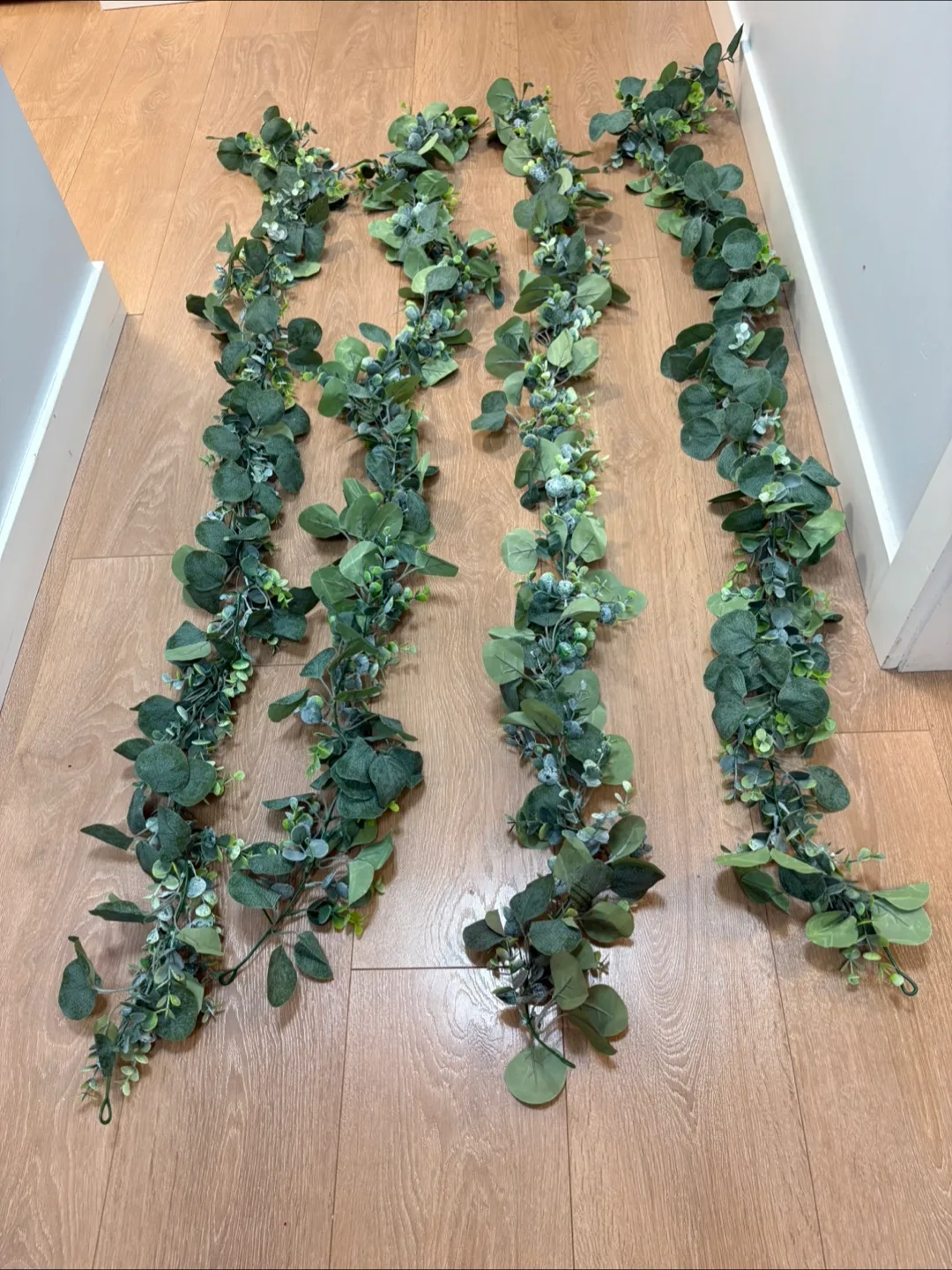 Eucalyptus Garlands (4pcs) + Gold Heart Place Card Holders thumbnail