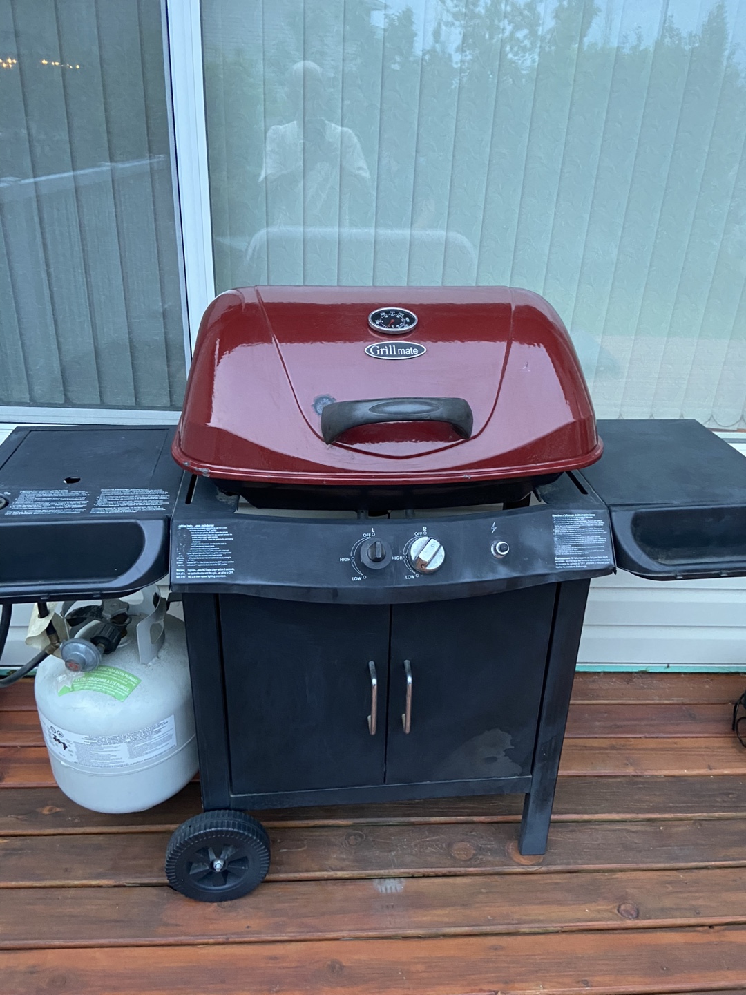 Grill Mate BBQ with propane tank