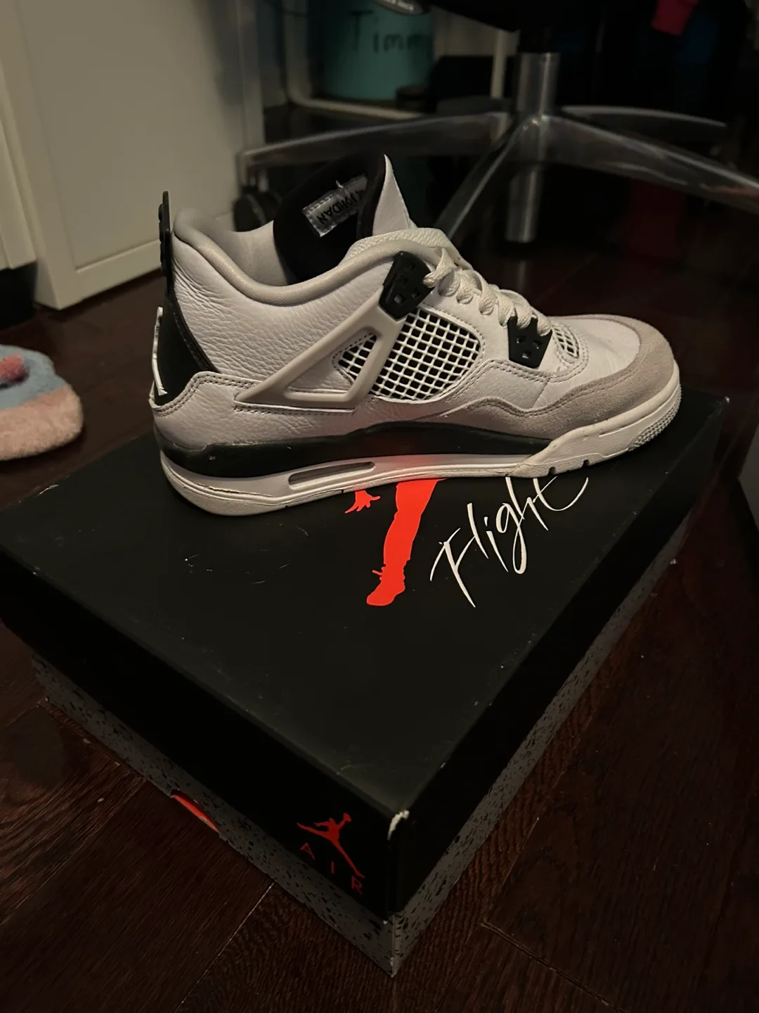 Air Jordan 4 Retro White Oreo Size 6.5 image indicator(2)