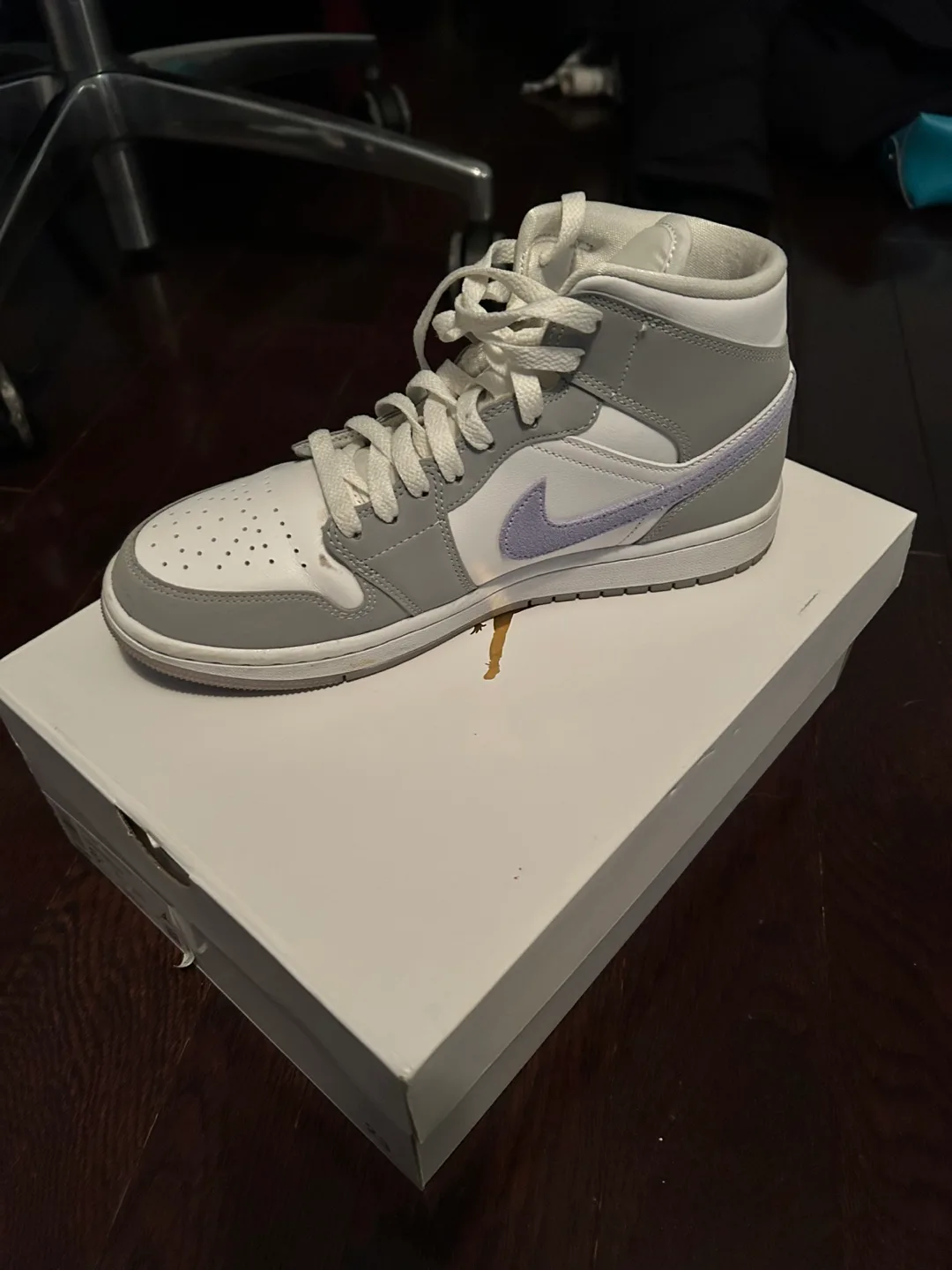 Air Jordan 1 Mid SE Lilac Grey - Like New! image indicator(3)