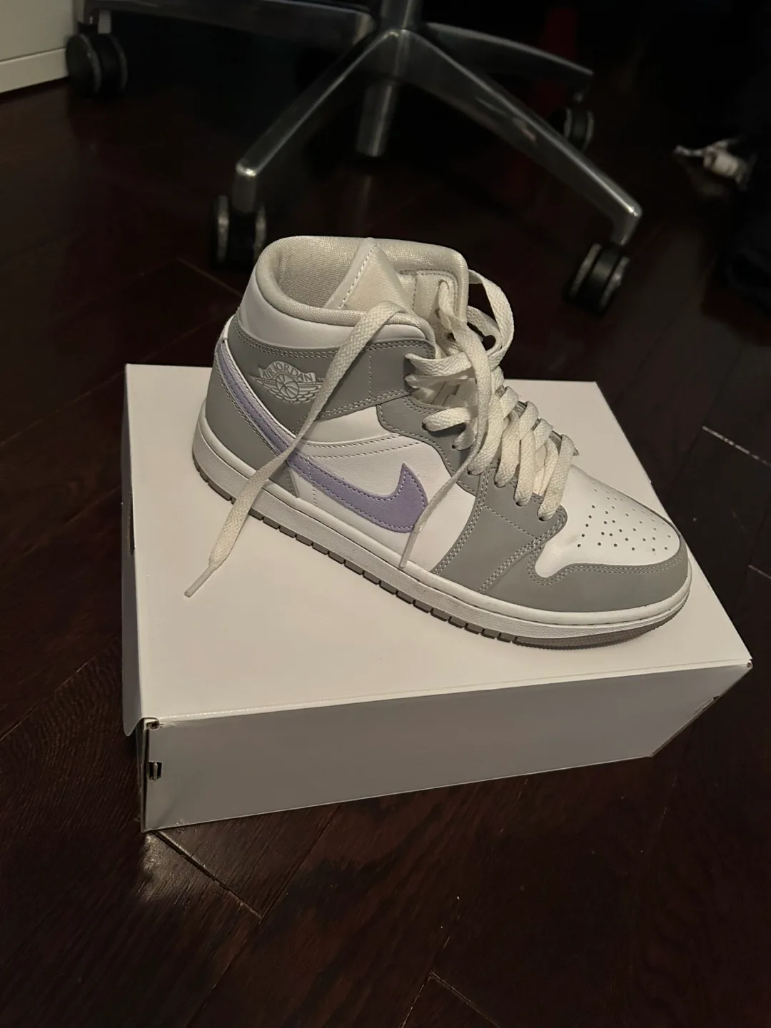 Air Jordan 1 Mid SE Lilac Grey - Like New! image indicator(2)