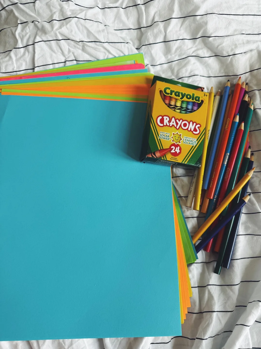 Crayola Crayons + Colourful Paper - free thumbnail