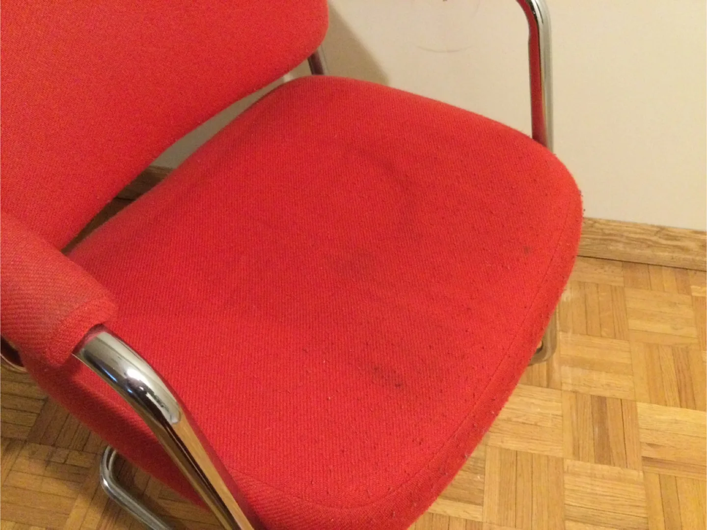 Red Armchair image indicator(3)
