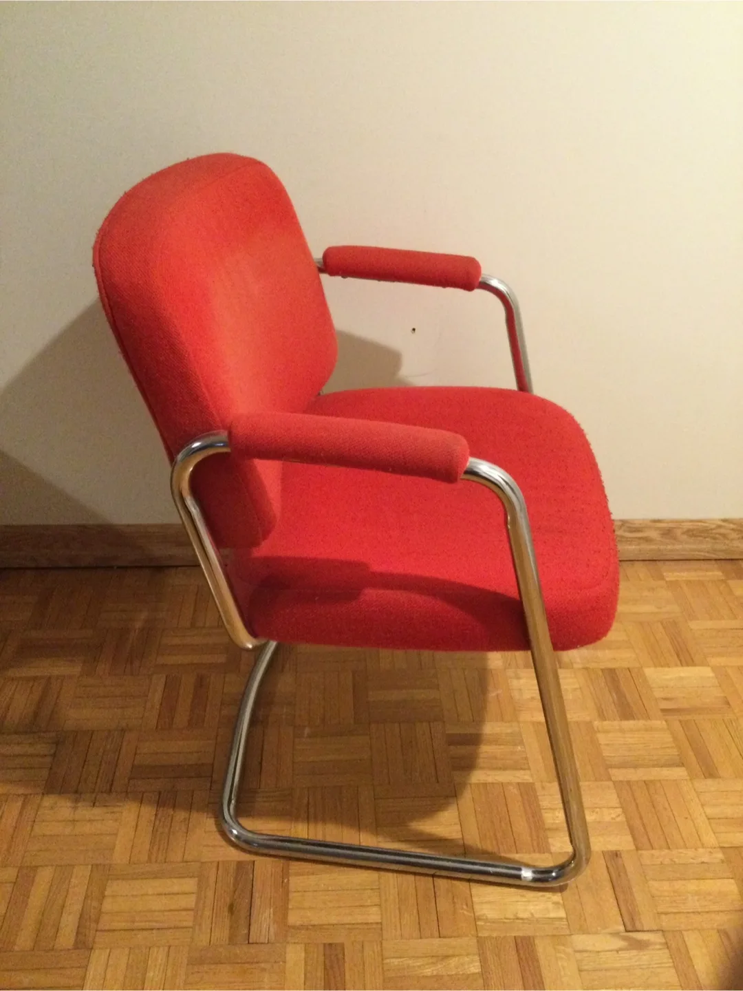 Red Armchair image indicator(2)