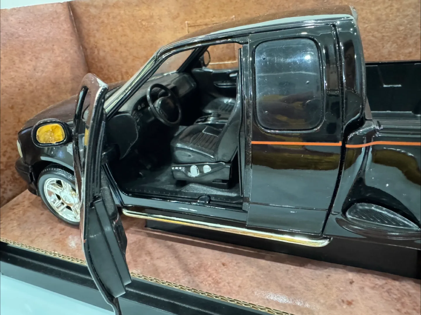 ERTL HARLEY DAVIDSON F-150 PICKIP 1:18 DIECAST 2000 image indicator(8)