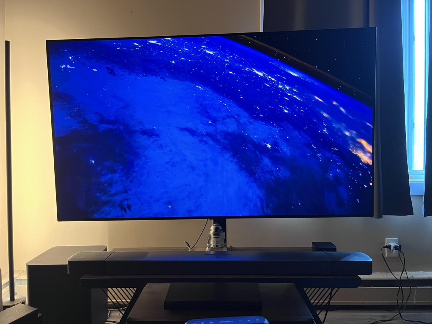LG OLED65A1PUA 65" OLED TV & New TV mount standing - photo 2