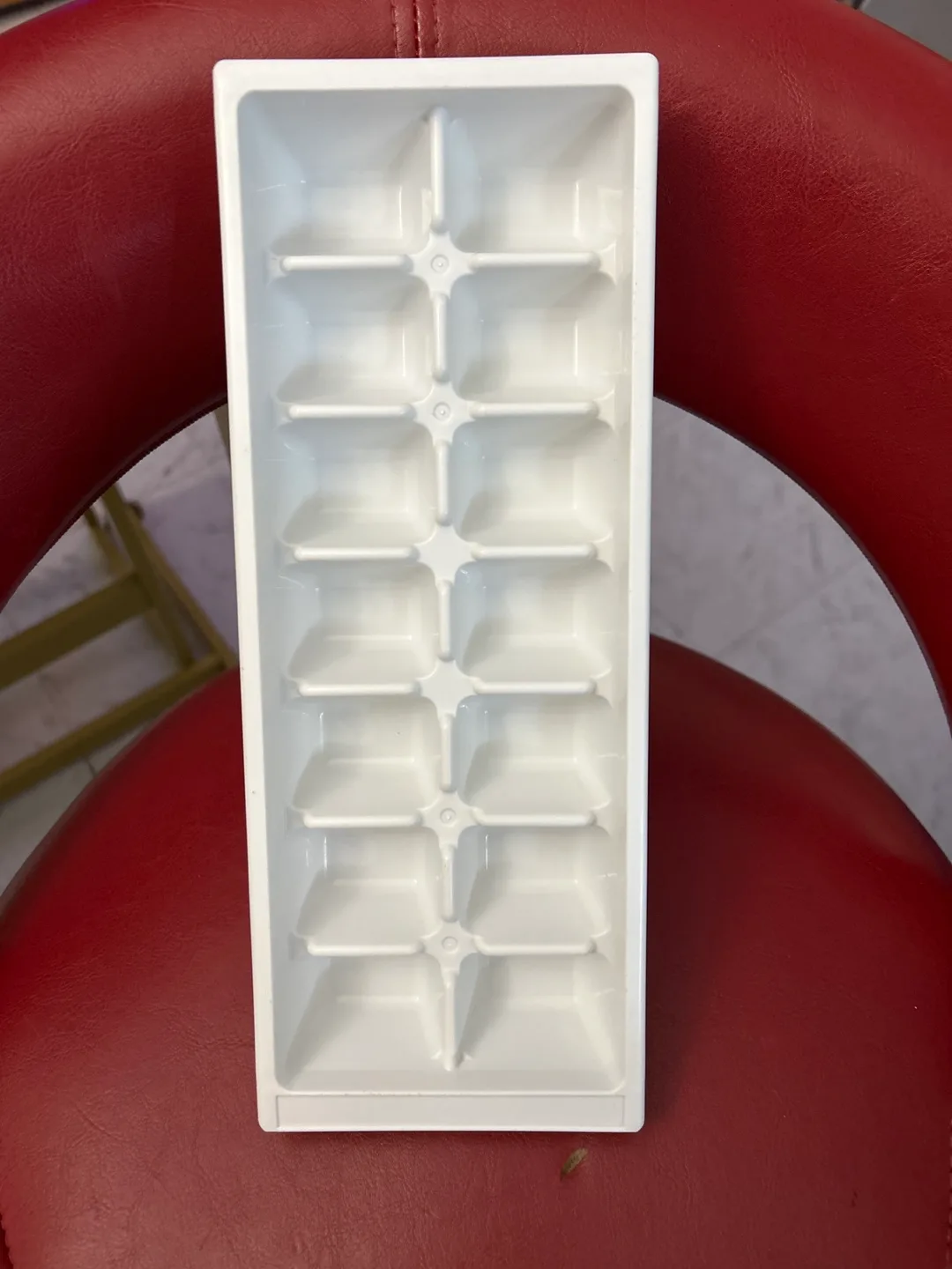 🇨🇦  White Plastic Ice Cube Tray thumbnail
