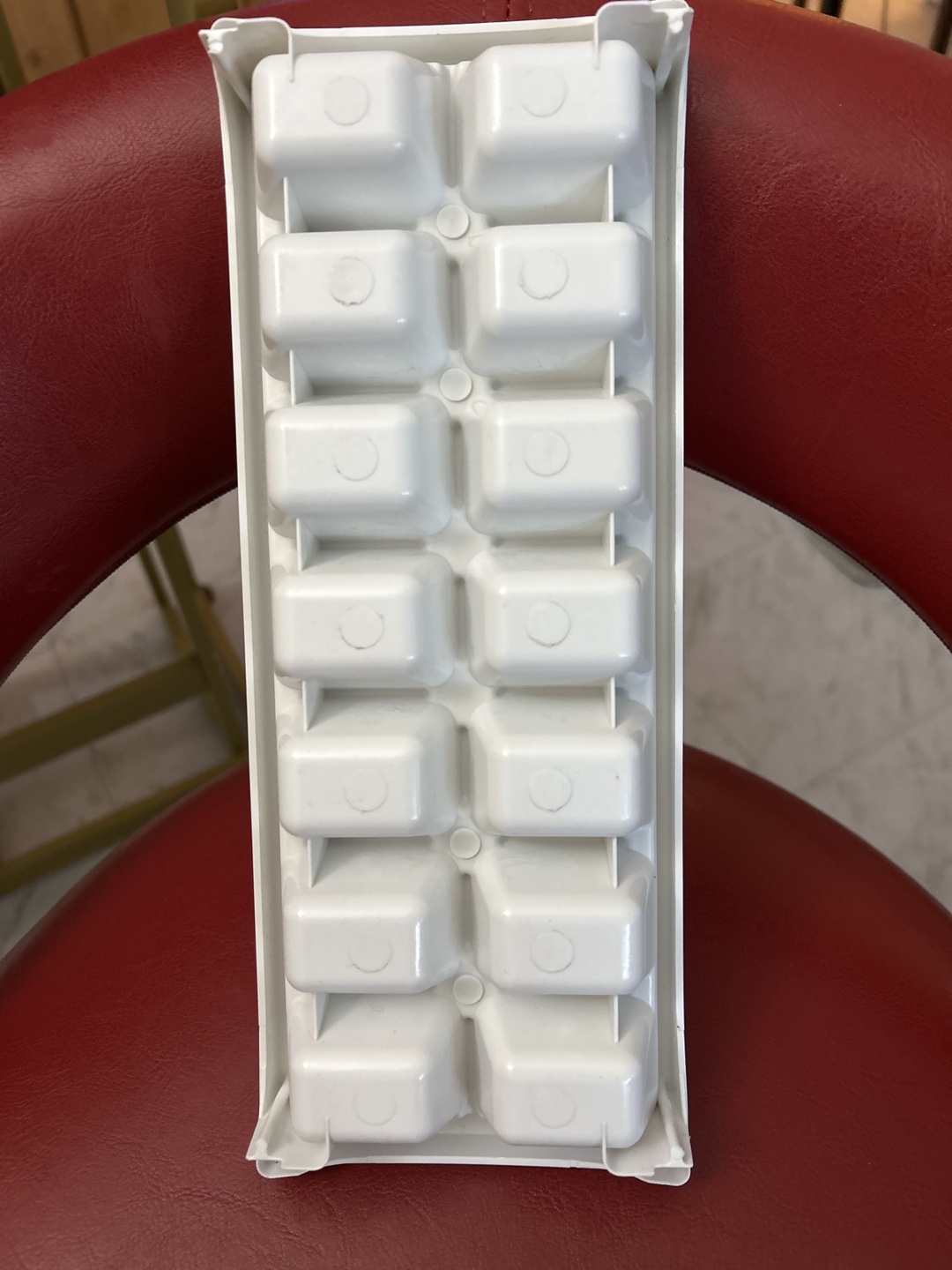 🇨🇦  White Plastic Ice Cube Tray - photo 2