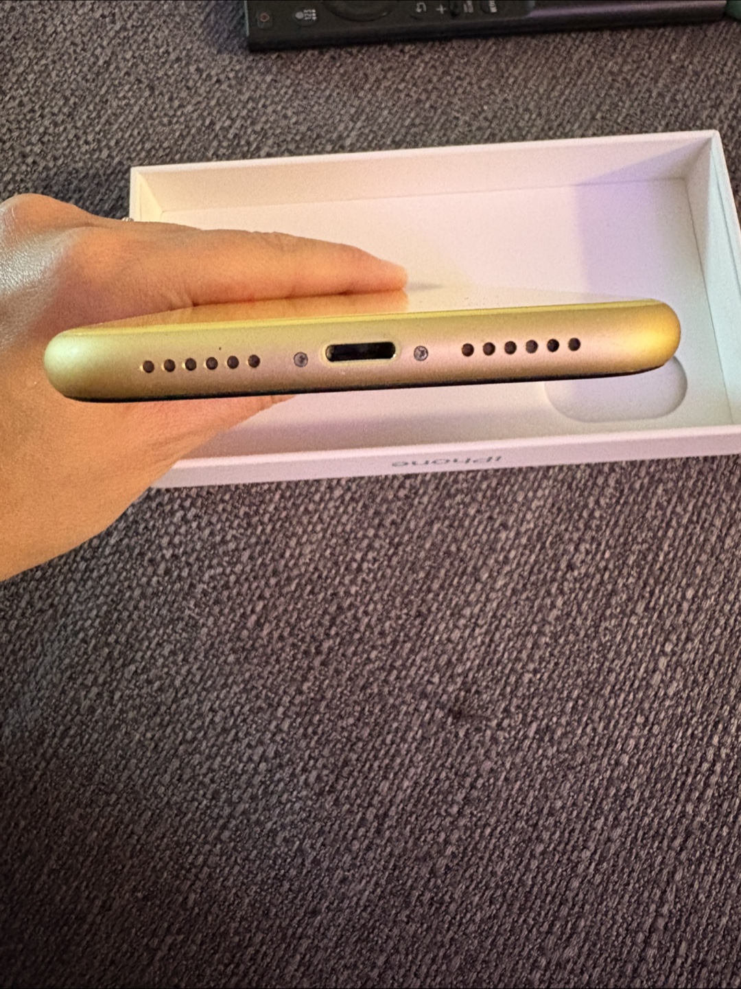 iPhone XR Yellow 128GB ** FREE ROKU TV** - photo 4