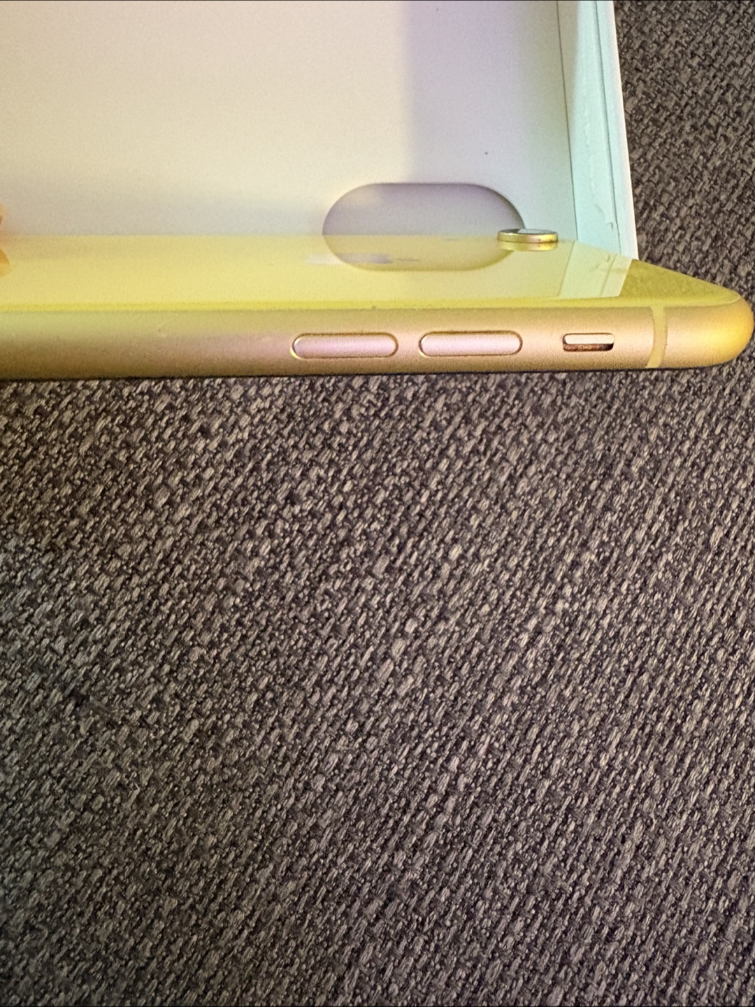 iPhone XR Yellow 128GB ** FREE ROKU TV** - photo 2