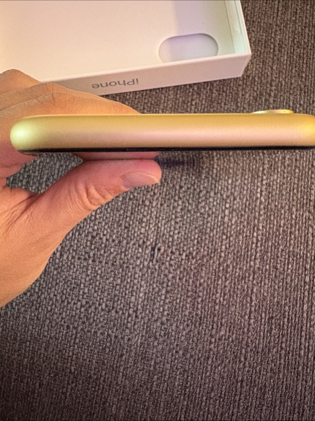 iPhone XR Yellow 128GB ** FREE ROKU TV** - photo 5
