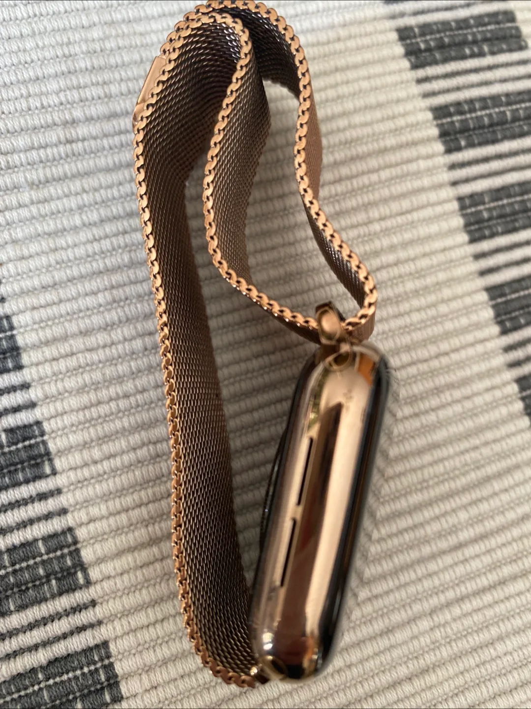 Apple Watch with Milanese Loop image indicator(2)