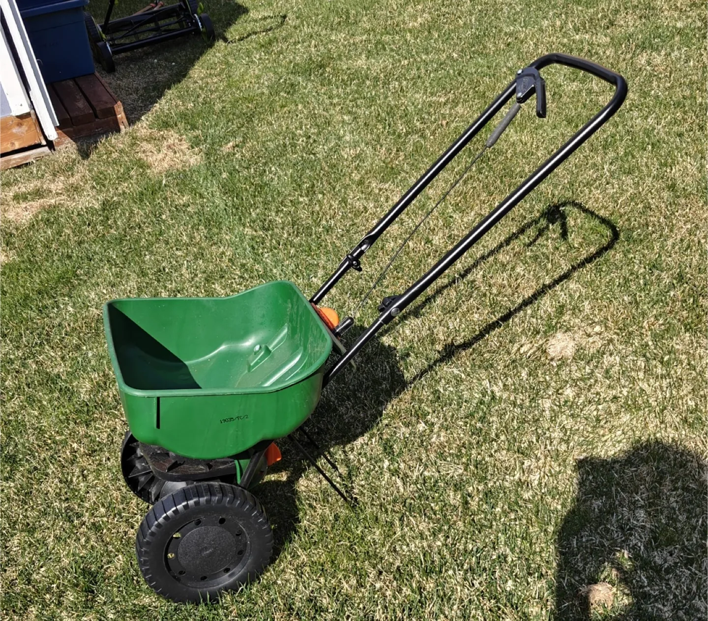 Scotts Turf Builder EdgeGuard Mini Broadcast Spreader thumbnail