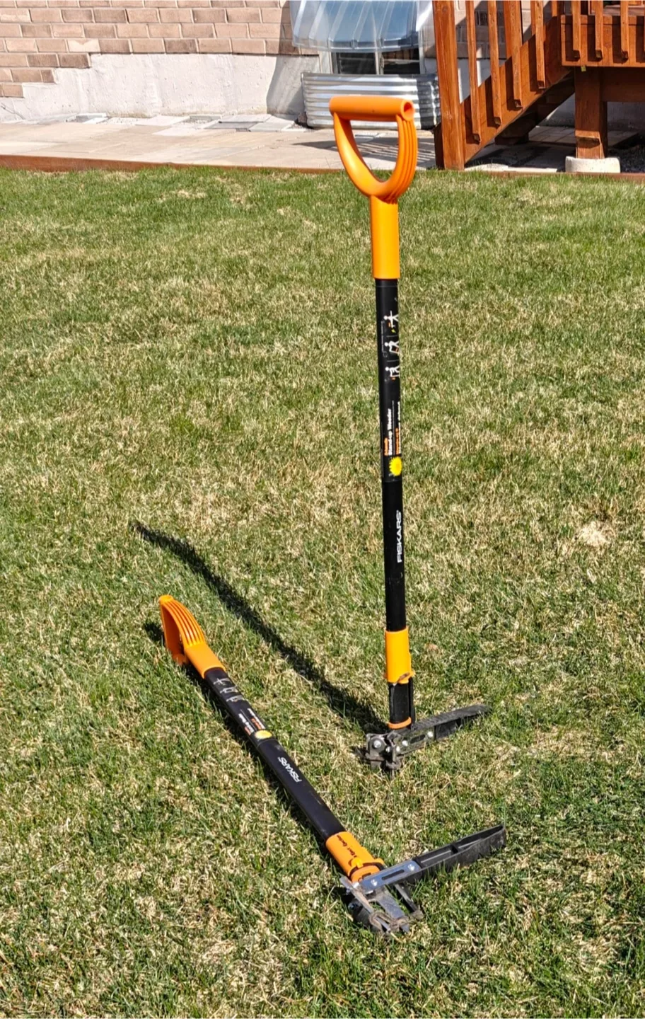 Fiskars D-handle Stand-up Weeder 3-claw (39 in.) (2) thumbnail