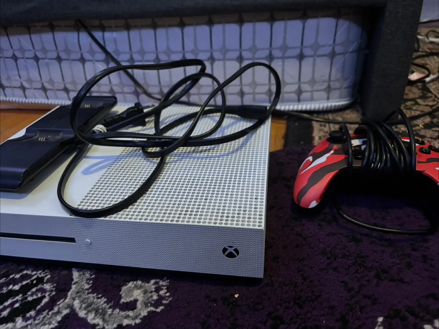 Xbox one 1tb comes with wireless charger and wired controller thumbnail