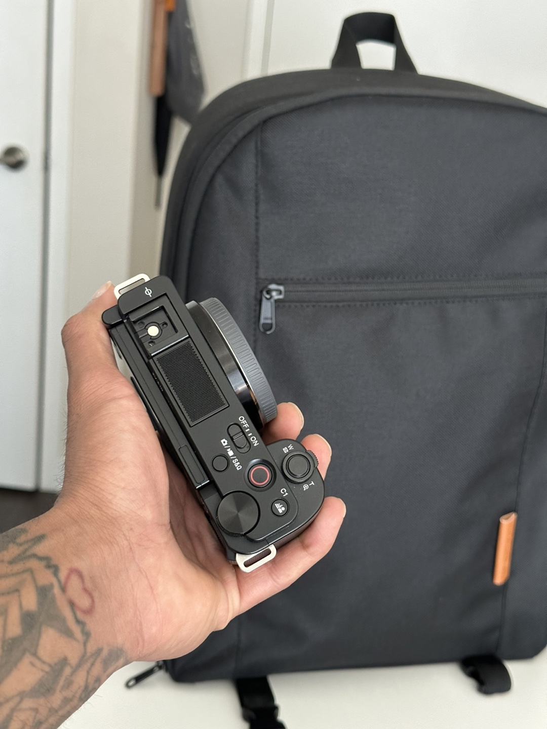 Sony ZV-E10 4K Camera with Sigma 35mm f/1.4 Lens - photo 2